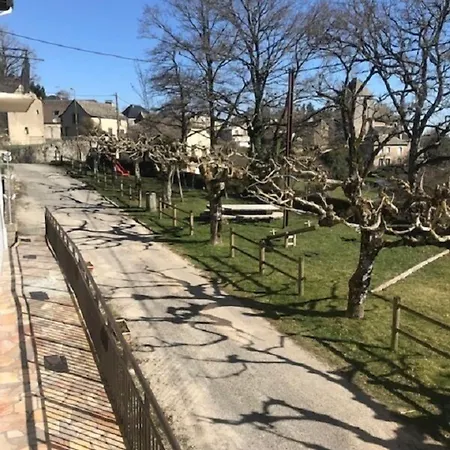 מלון Aux Berges De Pareloup