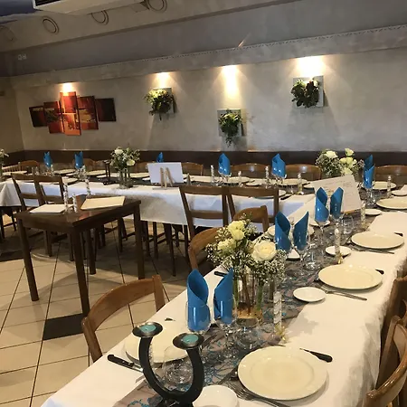 Отель Aux Berges De Pareloup 2*