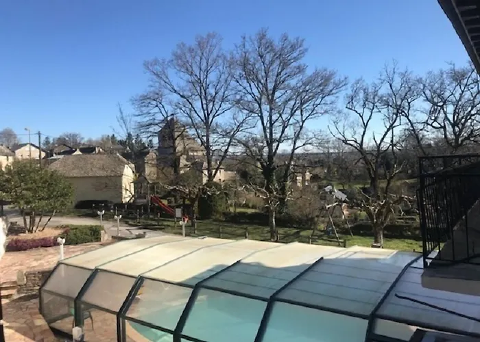 Отель Aux Berges De Pareloup Salles-Curan