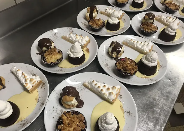 Отель Aux Berges De Pareloup Salles-Curan