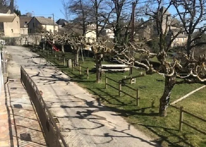 Отель Aux Berges De Pareloup